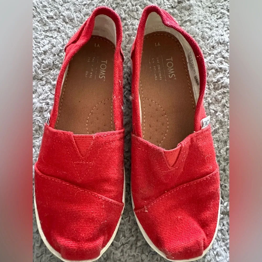 Toms kids shoes size 1 US. Comfortable and cute!